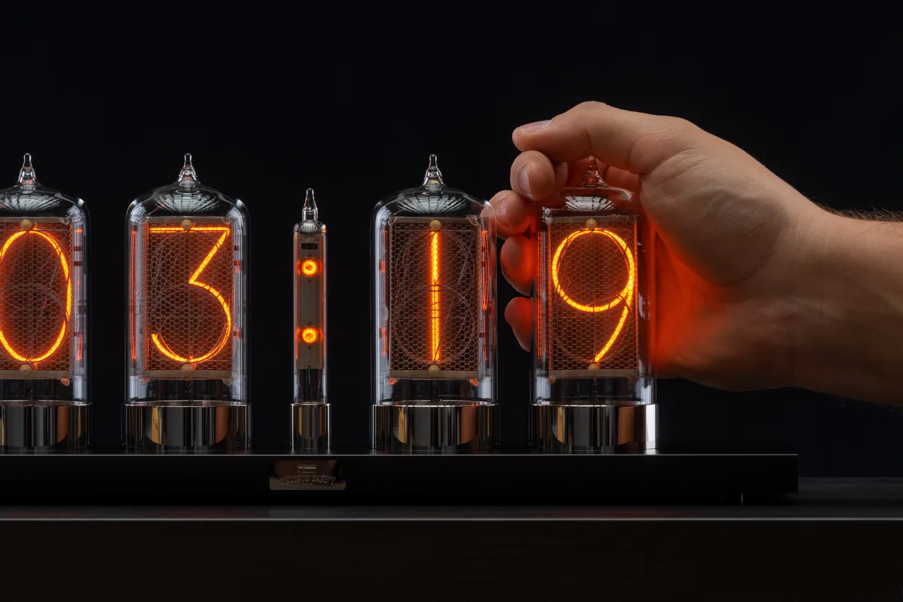 Dalibor Farny Puri Nixie Clock ニキシー管 置時計 Puri Nixie Clock – Dalibor Farny