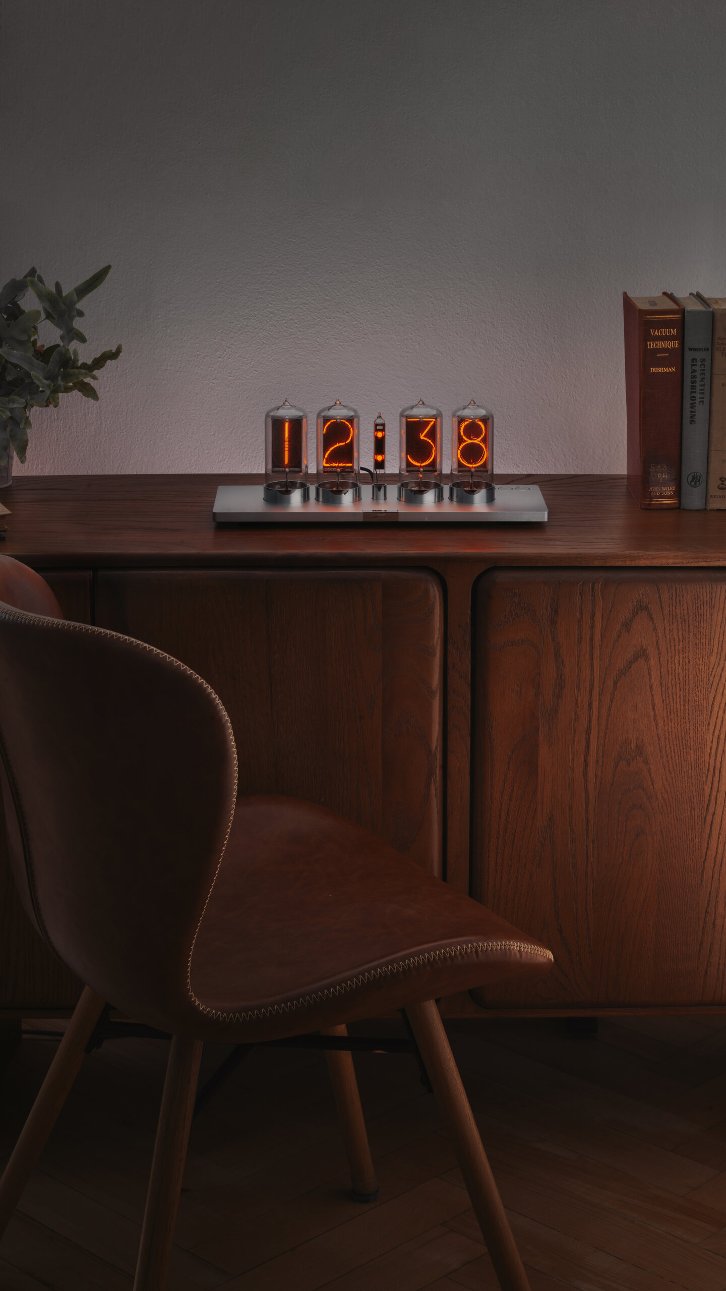 puri-6-nixie-clock-ii-sideboard Puri 6 Nixie Clock II on a sideboard